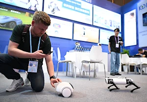 Robots humanoides y de servicio, así como artefactos de avanzada tecnología, se aprecian en la 137ª edición de la Feria de Guangdong, en China, que este año superó los 30.000 expositores