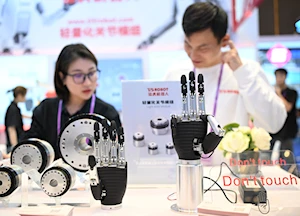 Robots humanoides y de servicio, así como artefactos de avanzada tecnología, se aprecian en la 137ª edición de la Feria de Guangdong, en China, que este año superó los 30.000 expositores