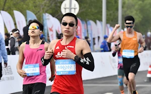 Así se desarrolló la histórica media maratón en Beijing, China: humanos y robots compitieron en un evento pionero a nivel mundial