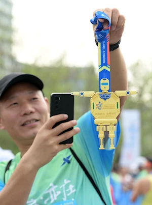 Así se desarrolló la histórica media maratón en Beijing, China: humanos y robots compitieron en un evento pionero a nivel mundial