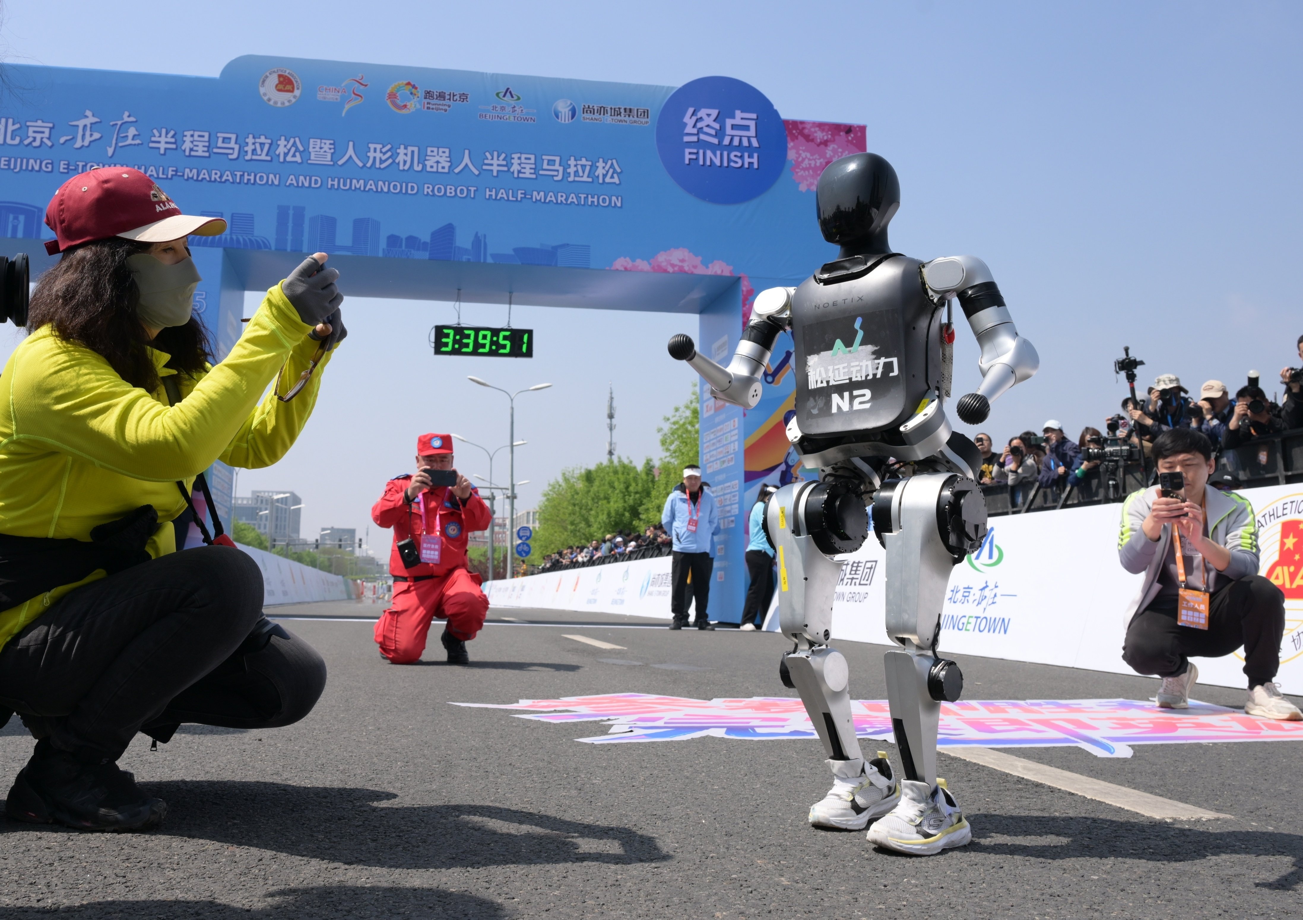 Así se desarrolló la histórica media maratón en Beijing, China: humanos y robots compitieron en un