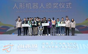 Así se desarrolló la histórica media maratón en Beijing, China: humanos y robots compitieron en un evento pionero a nivel mundial