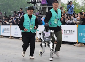 Así se desarrolló la histórica media maratón en Beijing, China: humanos y robots compitieron en un evento pionero a nivel mundial