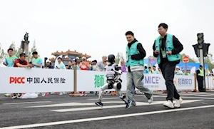 Así se desarrolló la histórica media maratón en Beijing, China: humanos y robots compitieron en un evento pionero a nivel mundial