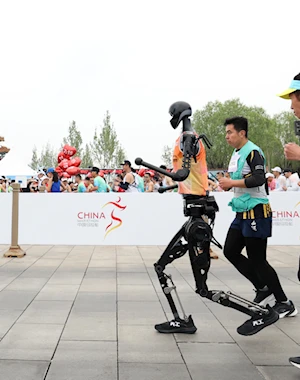 Así se desarrolló la histórica media maratón en Beijing, China: humanos y robots compitieron en un evento pionero a nivel mundial