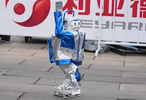 Así se desarrolló la histórica media maratón en Beijing, China: humanos y robots compitieron en un evento pionero a nivel mundial