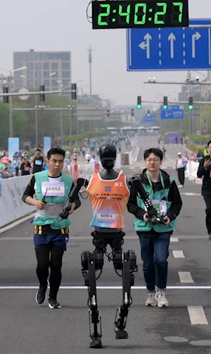 Así se desarrolló la histórica media maratón en Beijing, China: humanos y robots compitieron en un evento pionero a nivel mundial
