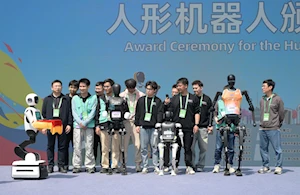 Así se desarrolló la histórica media maratón en Beijing, China: humanos y robots compitieron en un evento pionero a nivel mundial