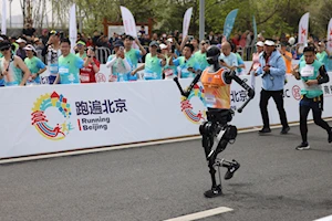 Así se desarrolló la histórica media maratón en Beijing, China: humanos y robots compitieron en un evento pionero a nivel mundial