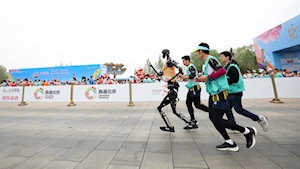Así se desarrolló la histórica media maratón en Beijing, China: humanos y robots compitieron en un evento pionero a nivel mundial