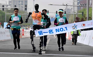 Así se desarrolló la histórica media maratón en Beijing, China: humanos y robots compitieron en un evento pionero a nivel mundial