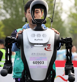 Así se desarrolló la histórica media maratón en Beijing, China: humanos y robots compitieron en un evento pionero a nivel mundial