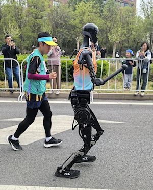 Así se desarrolló la histórica media maratón en Beijing, China: humanos y robots compitieron en un evento pionero a nivel mundial