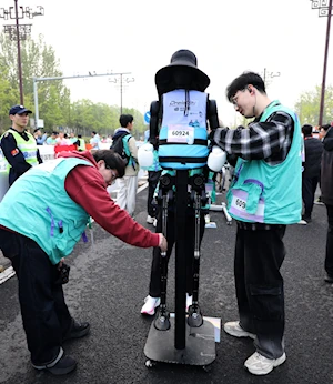 Así se desarrolló la histórica media maratón en Beijing, China: humanos y robots compitieron en un evento pionero a nivel mundial