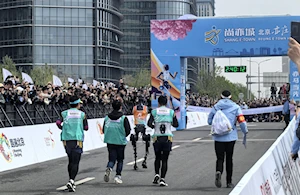 Así se desarrolló la histórica media maratón en Beijing, China: humanos y robots compitieron en un evento pionero a nivel mundial