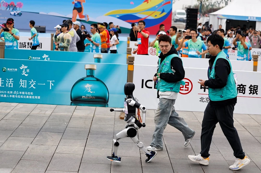 China pone a correr a robots con humanos en media maratón