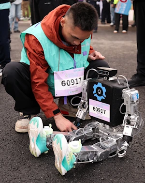 Así se desarrolló la histórica media maratón en Beijing, China: humanos y robots compitieron en un evento pionero a nivel mundial