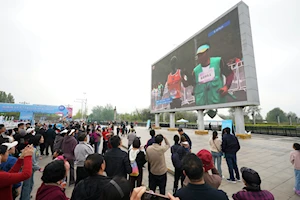 Así se desarrolló la histórica media maratón en Beijing, China: humanos y robots compitieron en un evento pionero a nivel mundial