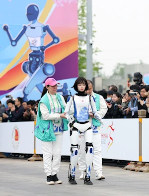 Así se desarrolló la histórica media maratón en Beijing, China: humanos y robots compitieron en un evento pionero a nivel mundial
