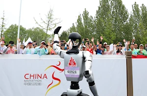 Así se desarrolló la histórica media maratón en Beijing, China: humanos y robots compitieron en un evento pionero a nivel mundial
