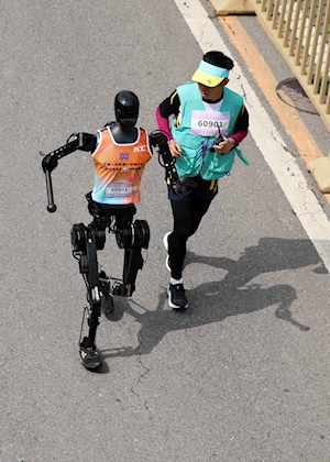 Así se desarrolló la histórica media maratón en Beijing, China: humanos y robots compitieron en un evento pionero a nivel mundial