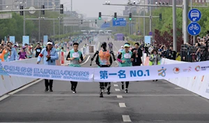 Así se desarrolló la histórica media maratón en Beijing, China: humanos y robots compitieron en un evento pionero a nivel mundial