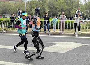 Así se desarrolló la histórica media maratón en Beijing, China: humanos y robots compitieron en un evento pionero a nivel mundial