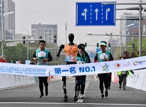 Así se desarrolló la histórica media maratón en Beijing, China: humanos y robots compitieron en un evento pionero a nivel mundial