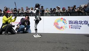 Así se desarrolló la histórica media maratón en Beijing, China: humanos y robots compitieron en un evento pionero a nivel mundial