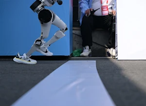 Así se desarrolló la histórica media maratón en Beijing, China: humanos y robots compitieron en un evento pionero a nivel mundial
