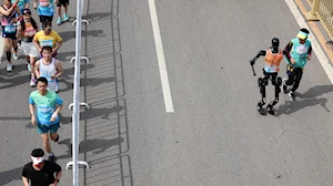 Así se desarrolló la histórica media maratón en Beijing, China: humanos y robots compitieron en un evento pionero a nivel mundial