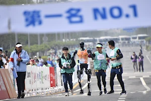 Así se desarrolló la histórica media maratón en Beijing, China: humanos y robots compitieron en un evento pionero a nivel mundial