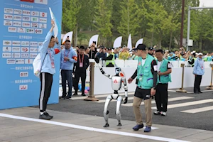 Así se desarrolló la histórica media maratón en Beijing, China: humanos y robots compitieron en un evento pionero a nivel mundial