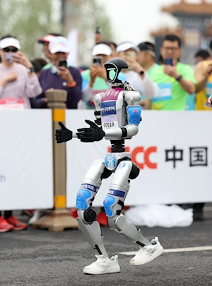 Así se desarrolló la histórica media maratón en Beijing, China: humanos y robots compitieron en un evento pionero a nivel mundial