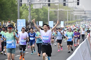 Así se desarrolló la histórica media maratón en Beijing, China: humanos y robots compitieron en un evento pionero a nivel mundial