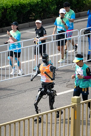 Así se desarrolló la histórica media maratón en Beijing, China: humanos y robots compitieron en un evento pionero a nivel mundial