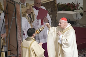 ¡En fotos! El papa Francisco, recuperándose de neumonía bilateral, reapareció en Pascua recorriendo la Plaza de San Pedro en papamóvil. A sus 88 años, delegó la misa, pero dio la bendición Urbi et Orbi. Un emotivo regreso tras 38 días hospitalizado