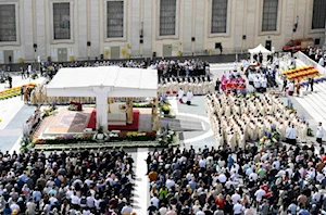 ¡En fotos! El papa Francisco, recuperándose de neumonía bilateral, reapareció en Pascua recorriendo la Plaza de San Pedro en papamóvil. A sus 88 años, delegó la misa, pero dio la bendición Urbi et Orbi. Un emotivo regreso tras 38 días hospitalizado