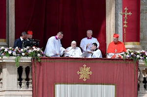 ¡En fotos! El papa Francisco, recuperándose de neumonía bilateral, reapareció en Pascua recorriendo la Plaza de San Pedro en papamóvil. A sus 88 años, delegó la misa, pero dio la bendición Urbi et Orbi. Un emotivo regreso tras 38 días hospitalizado