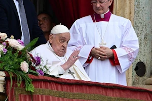 ¡En fotos! El papa Francisco, recuperándose de neumonía bilateral, reapareció en Pascua recorriendo la Plaza de San Pedro en papamóvil. A sus 88 años, delegó la misa, pero dio la bendición Urbi et Orbi. Un emotivo regreso tras 38 días hospitalizado