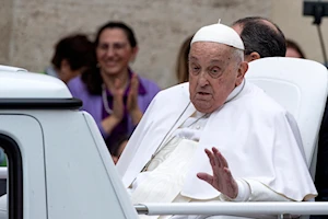 ¡En fotos! El papa Francisco, recuperándose de neumonía bilateral, reapareció en Pascua recorriendo la Plaza de San Pedro en papamóvil. A sus 88 años, delegó la misa, pero dio la bendición Urbi et Orbi. Un emotivo regreso tras 38 días hospitalizado