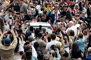 ¡En fotos! El papa Francisco, recuperándose de neumonía bilateral, reapareció en Pascua recorriendo la Plaza de San Pedro en papamóvil. A sus 88 años, delegó la misa, pero dio la bendición Urbi et Orbi. Un emotivo regreso tras 38 días hospitalizado