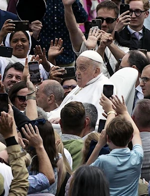 ¡En fotos! El papa Francisco, recuperándose de neumonía bilateral, reapareció en Pascua recorriendo la Plaza de San Pedro en papamóvil. A sus 88 años, delegó la misa, pero dio la bendición Urbi et Orbi. Un emotivo regreso tras 38 días hospitalizado