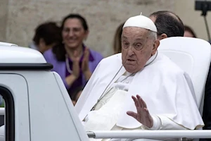 ¡En fotos! El papa Francisco, recuperándose de neumonía bilateral, reapareció en Pascua recorriendo la Plaza de San Pedro en papamóvil. A sus 88 años, delegó la misa, pero dio la bendición Urbi et Orbi. Un emotivo regreso tras 38 días hospitalizado