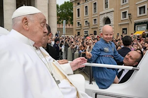 ¡En fotos! El papa Francisco, recuperándose de neumonía bilateral, reapareció en Pascua recorriendo la Plaza de San Pedro en papamóvil. A sus 88 años, delegó la misa, pero dio la bendición Urbi et Orbi. Un emotivo regreso tras 38 días hospitalizado