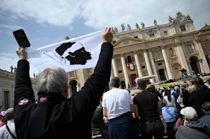 ¡En fotos! El papa Francisco, recuperándose de neumonía bilateral, reapareció en Pascua recorriendo la Plaza de San Pedro en papamóvil. A sus 88 años, delegó la misa, pero dio la bendición Urbi et Orbi. Un emotivo regreso tras 38 días hospitalizado