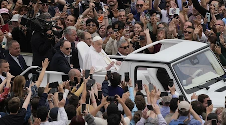 Así reapareció el Papa Francisco en Pascua: sorprende con recorrido en papamóvil y bendice a miles tras superar neumonía bilateral