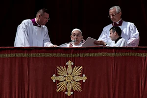 ¡En fotos! El papa Francisco, recuperándose de neumonía bilateral, reapareció en Pascua recorriendo la Plaza de San Pedro en papamóvil. A sus 88 años, delegó la misa, pero dio la bendición Urbi et Orbi. Un emotivo regreso tras 38 días hospitalizado
