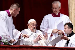 ¡En fotos! El papa Francisco, recuperándose de neumonía bilateral, reapareció en Pascua recorriendo la Plaza de San Pedro en papamóvil. A sus 88 años, delegó la misa, pero dio la bendición Urbi et Orbi. Un emotivo regreso tras 38 días hospitalizado