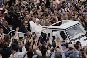 ¡En fotos! El papa Francisco, recuperándose de neumonía bilateral, reapareció en Pascua recorriendo la Plaza de San Pedro en papamóvil. A sus 88 años, delegó la misa, pero dio la bendición Urbi et Orbi. Un emotivo regreso tras 38 días hospitalizado